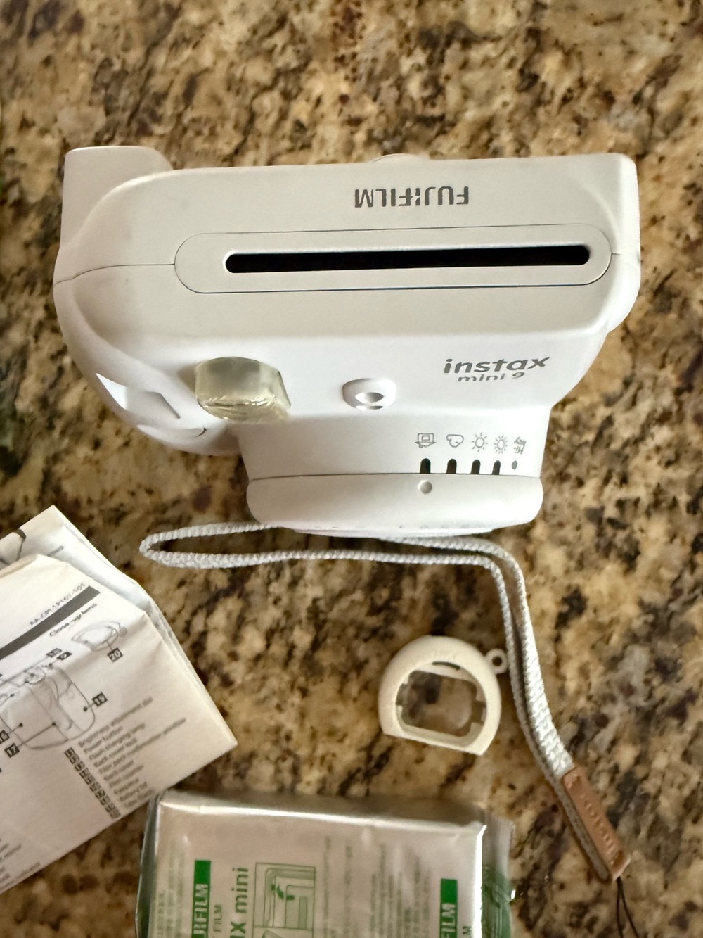 Fujifilm Instax Mini 9 Instant Camera - White - Picture 10 of 12